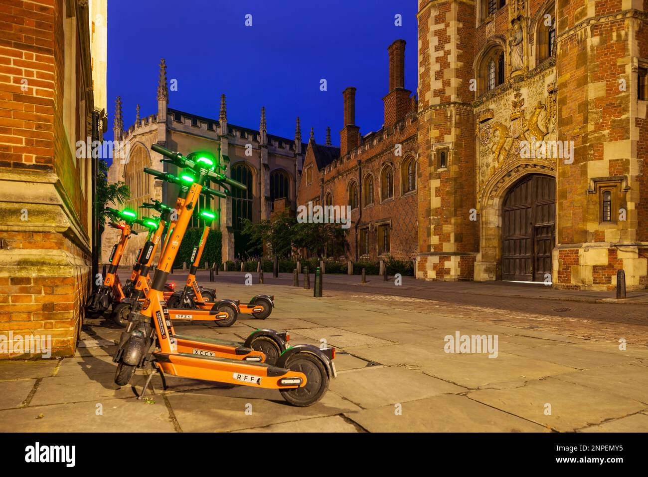 Les scooters électriques sont garés en face de St John's College, sur Trinity Street, dans le centre-ville de Cambridge. Banque D'Images
