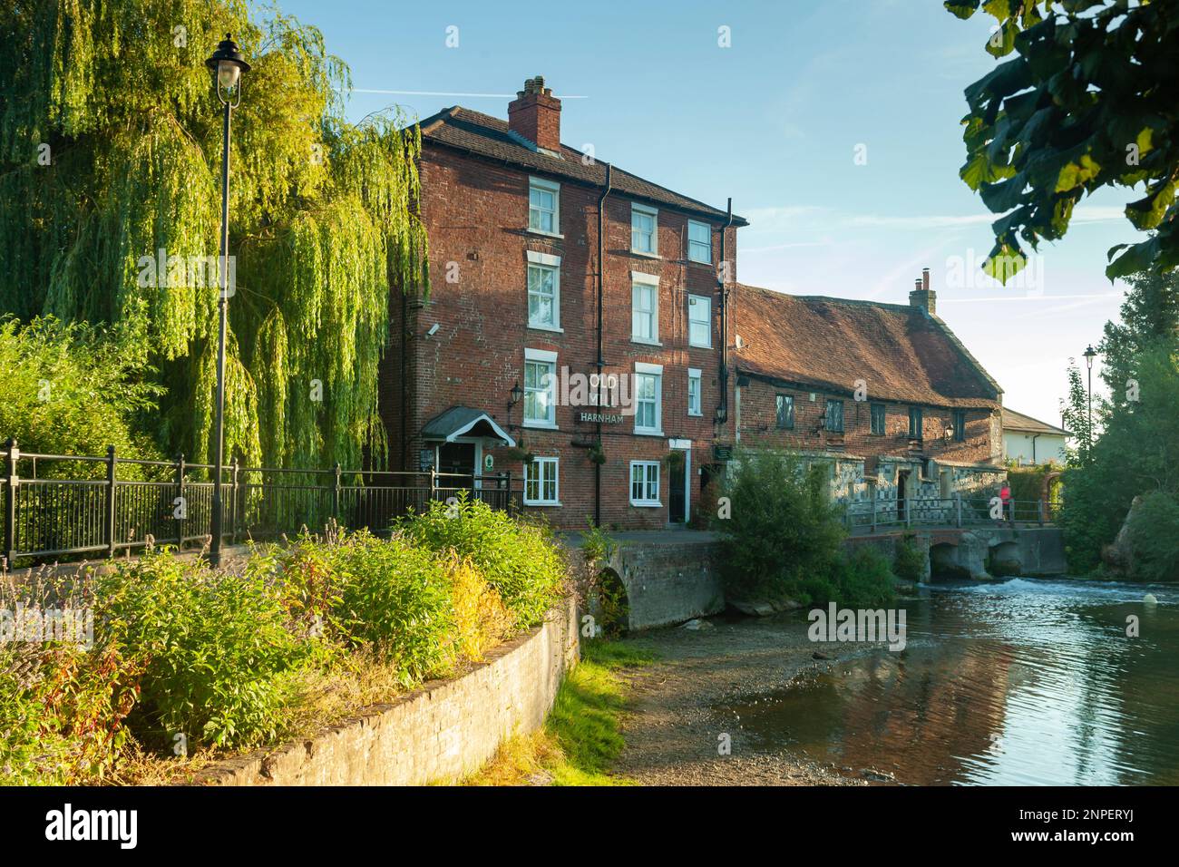 Matin d'été à l'hôtel Old Mill sur la rivière Avon à Salisbury. Banque D'Images