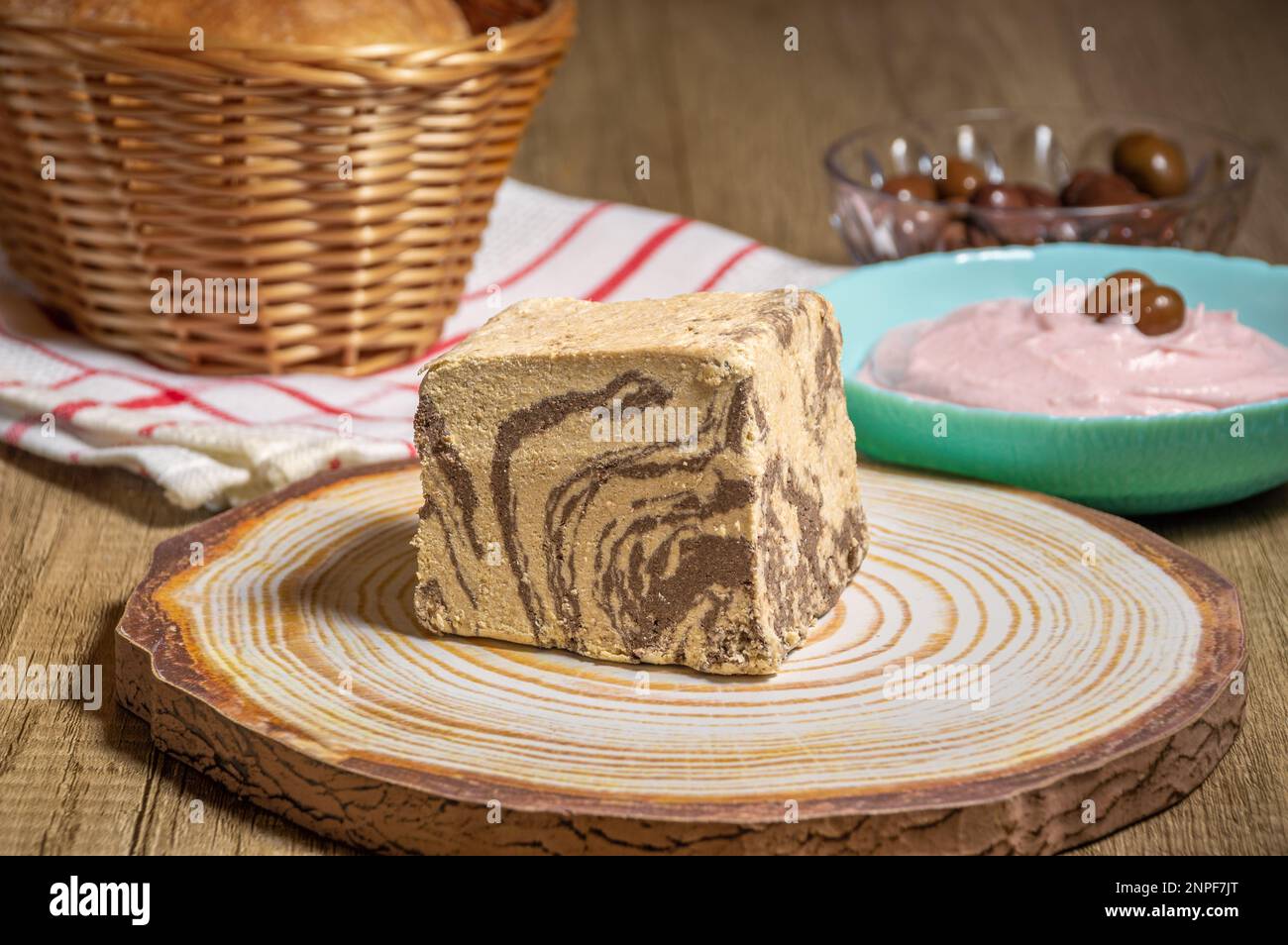 Hala grecque au chocolat avec des aliments à jeun comme le taramosalata, le pain et les olives Banque D'Images
