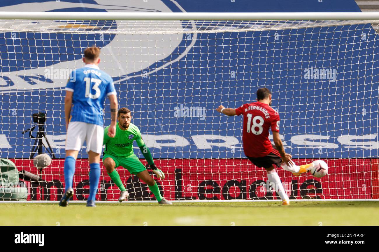 Manchester United's Bruno Fernandes, right shoots and scores his sides third goal from the penalty spot during the English Premier League soccer match between Brighton Hove Albion and Manchester United in Brighton, England, Saturday, Sept. 26, 2020. (John Sibley/Pool via AP) Banque D'Images