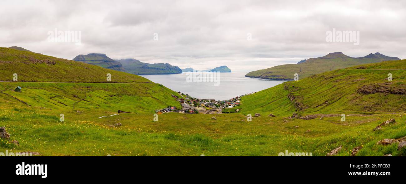 Stykki, Faroe Island - Jul 2021: Vue de dessus du charmant petit village niché dans une vallée surplombant l'océan Atlantique. Kvívík (Danois : Kvivivivig) Banque D'Images