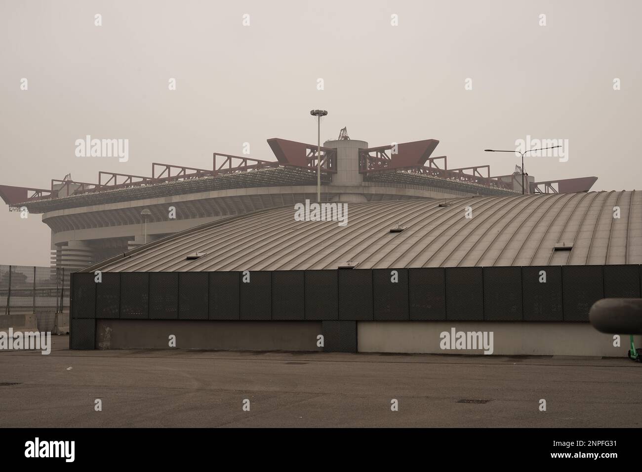 Vue sur le stade de football de San Siro entouré de brouillard léger et de brume hivernale. Milan, Italie Banque D'Images
