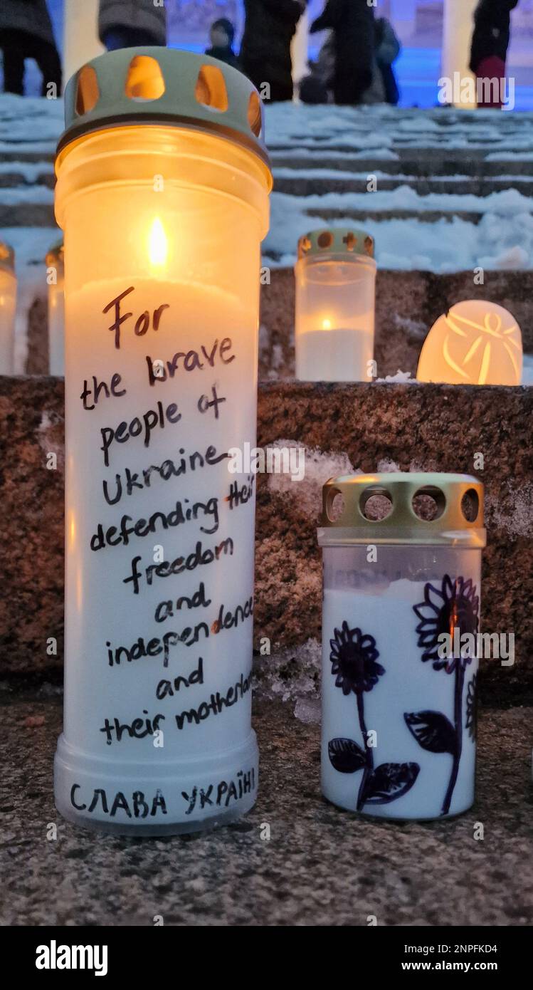 Helsinki, Finlande - 24 février 2023 : une grave bougie avec le texte « pour le peuple courageux de l'Ukraine qui défend sa liberté et son indépendance et leur m Banque D'Images