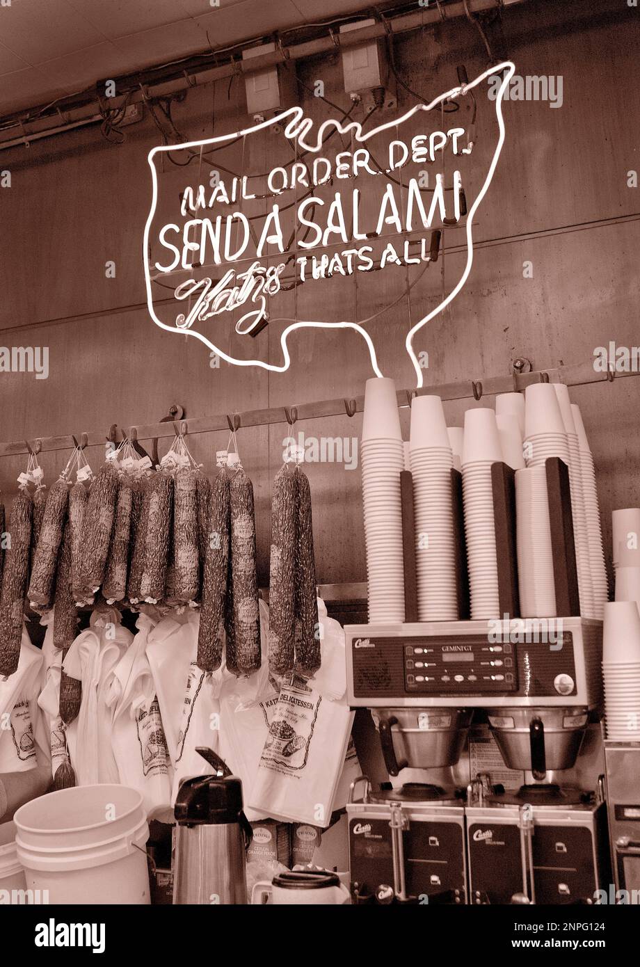 Célèbre dans le monde entier, Katz's Delicatessen, situé dans la partie inférieure est de Manhattan, New York, États-Unis. Traiteur sans chichis avec un service original Banque D'Images