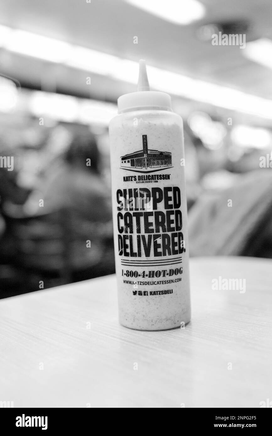 Célèbre dans le monde entier, Katz's Delicatessen, situé dans la partie inférieure est de Manhattan, New York, États-Unis. Traiteur sans chichis avec un service original Banque D'Images
