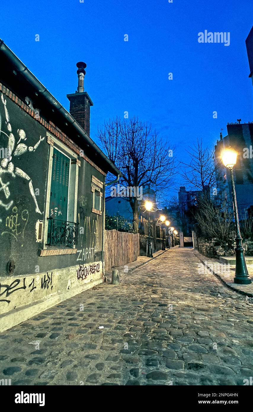 Paris, France, scène de rue dans le centre de la vieille ville, quartier de Menilmontant, route pavée en pierre, feux de rue, nuit Banque D'Images