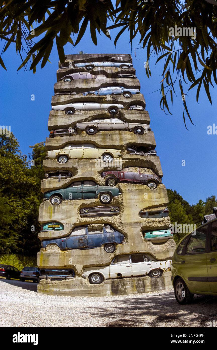Jouy-en-Josas, France, Arman, Sculpture moderne, Monumental, Les voitures « parking longue durée » sont exposées dans le parking, en banlieue parisienne Banque D'Images