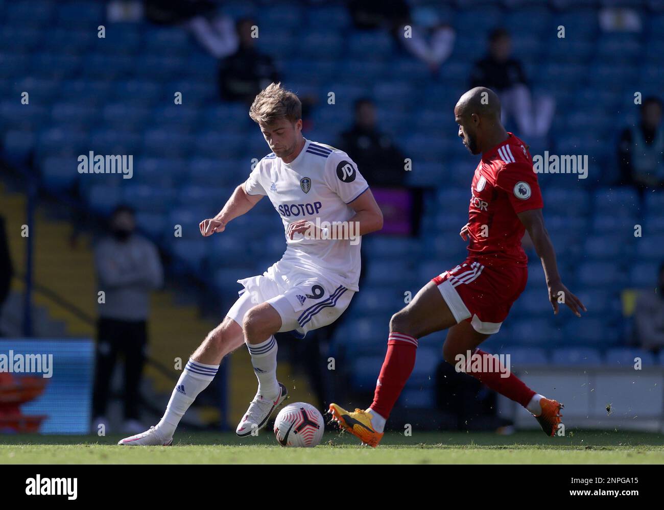 Leeds United's Patrick Bamford, left, duels for the ball with Fulham's Denis Odoi during the English Premier League soccer match between Leeds United and Fulham at Elland Road Stadium, in Leeds, England, Saturday, Sept. 19, 2020. (Carl Recine/Pool via AP) Banque D'Images