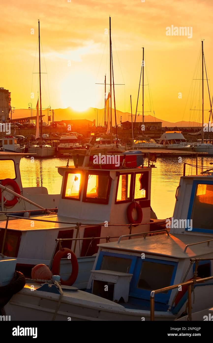 Coucher de soleil dans le port d'Héraklion, île de Crète, Grèce Banque D'Images