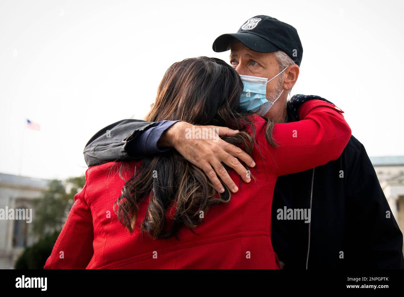 UNITED STATES - SEPTEMBER 15: Jon Stewart, former host of The Daily Show, hugs Rosie Torres, co-founder and Executive Director of Burn Pits 360, before the start of a news conference to announce legislation to help veterans with diseases associated to burn pits and other toxic exposures, outside of the Capitol on Tuesday, Sept. 15, 2020. (Photo by Caroline Brehman/CQ Roll Call via AP Images) Banque D'Images
