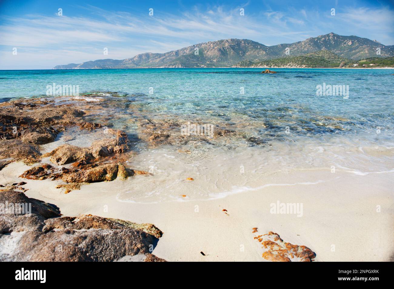 Campulongu Beach Seascape dans une journée ensoleillée - Villasimius, Sardaigne Banque D'Images