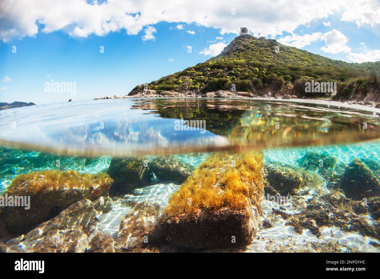 A moitié sous l'eau de Villasimius Porto Giunco, Sardaigne - mer sous-marine Turquoise Banque D'Images