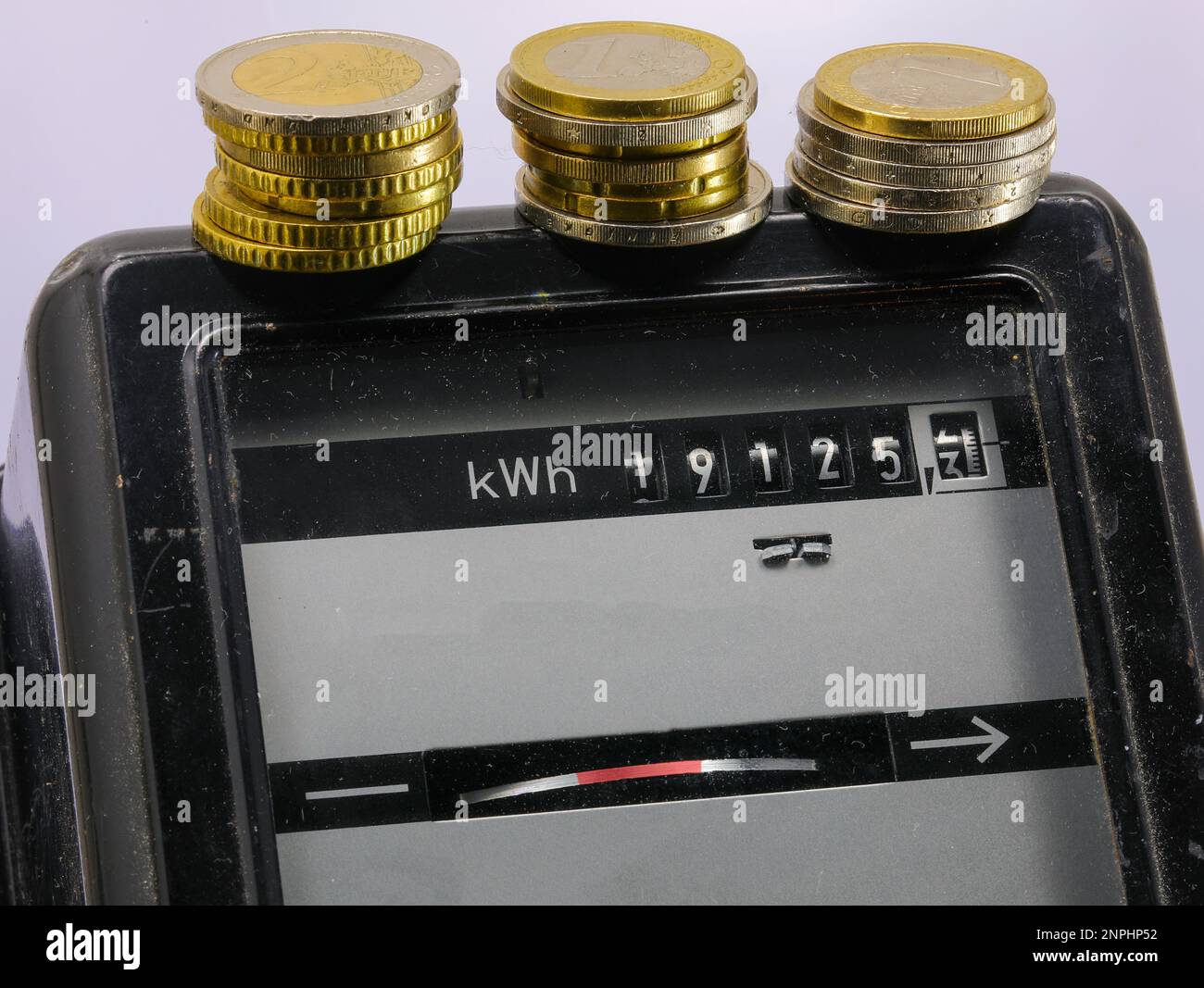 Compteur d'électricité et mesure kwh avec pièces européennes ci-dessus Banque D'Images