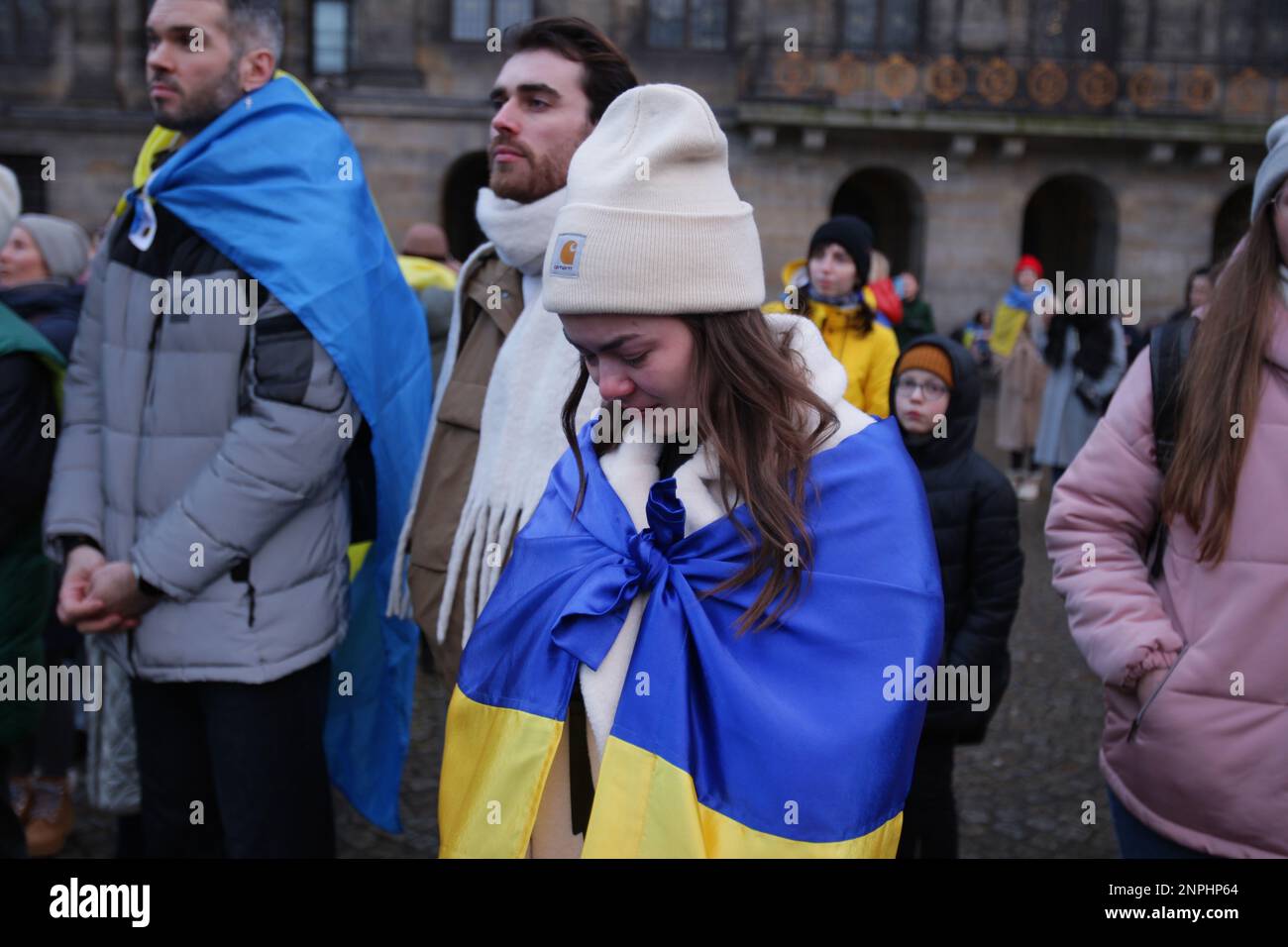 Des membres de la communauté ukrainienne et des partisans se réunissent lors d'une manifestation marquant le premier anniversaire de l'invasion de l'Ukraine par la Russie au barrage Banque D'Images