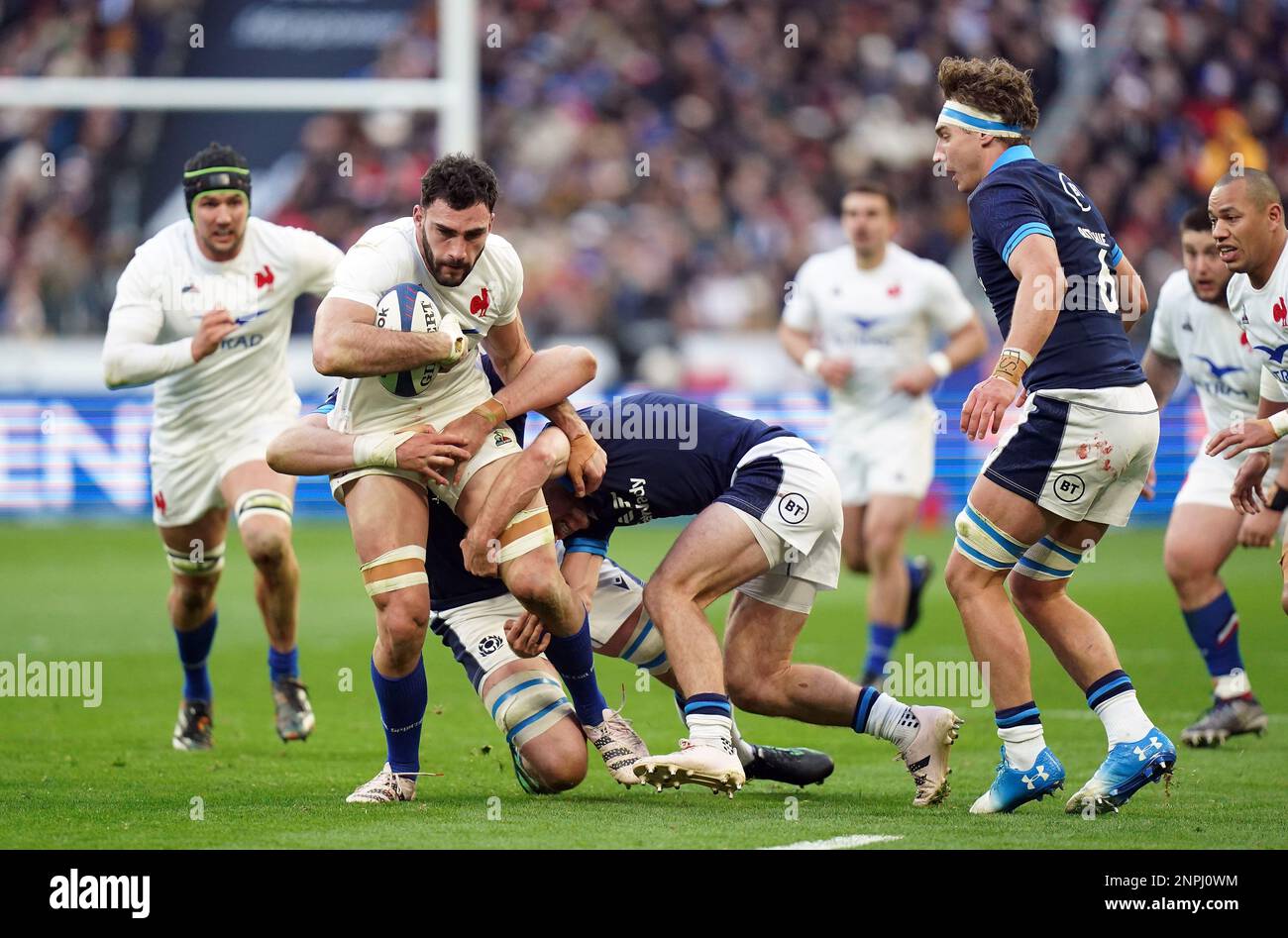 Gregory Alldritt, de France, est attaqué lors du match Guinness des six Nations au Stade de France, à Paris. Date de la photo: Dimanche 26 février 2023. Banque D'Images