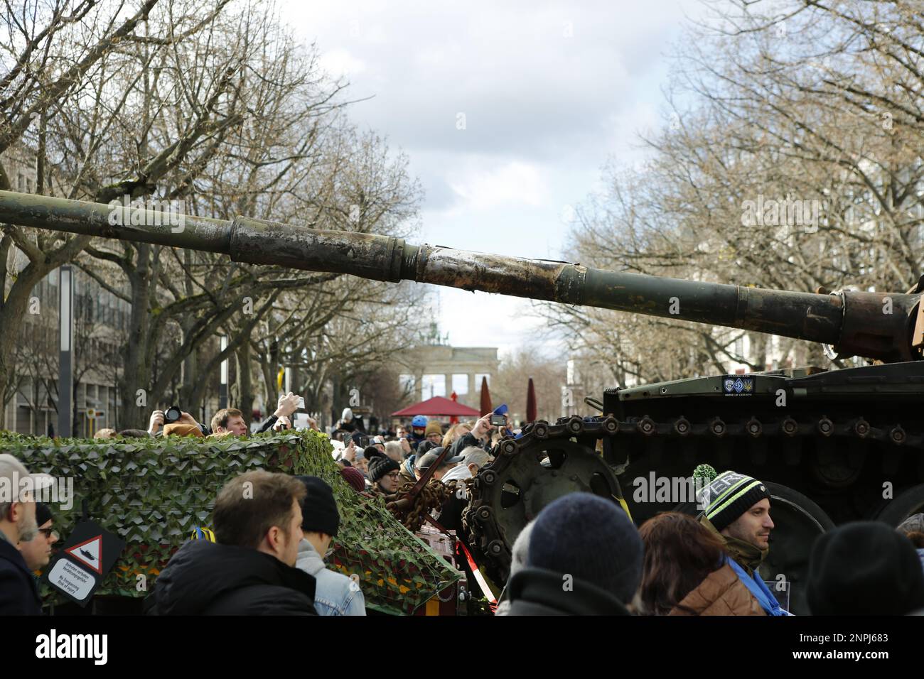 Allemagne, Berlin, 02/26/2023. Depuis l'anniversaire de l'attaque russe contre l'Ukraine, un char détruit se trouve devant l'ambassade de Russie à Berlin-Mitte. Le char T-72 détruit devant le bâtiment Unter Den Linden comme un mémorial contre la guerre. Banque D'Images