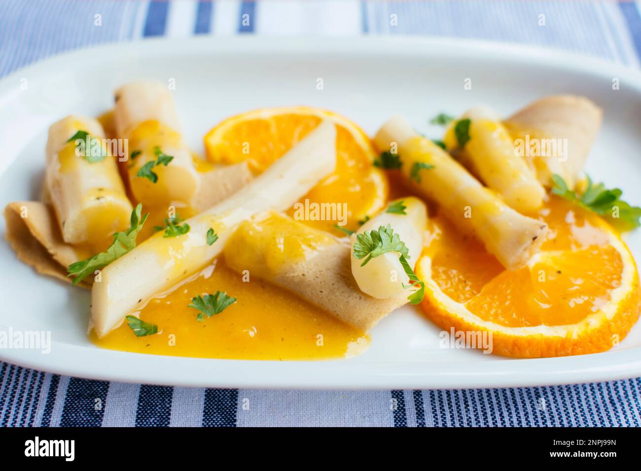 Salsifiez avec de la viande de déjeuner végétalienne et de la sauce à l'orange Banque D'Images
