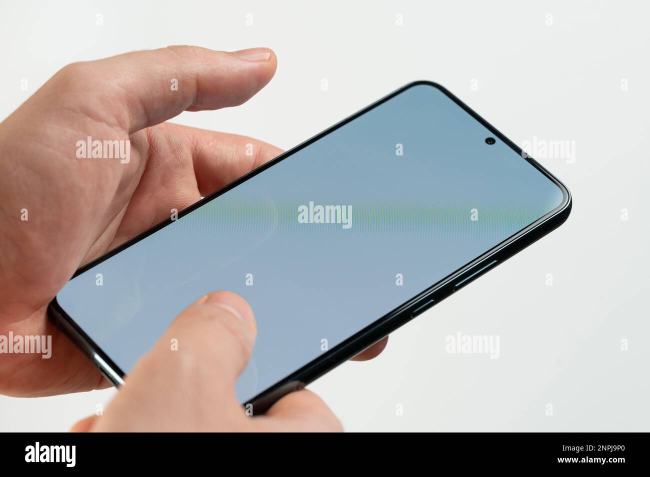 Smartphone dans les mains, vue rapprochée isolée sur le fond blanc du studio Banque D'Images