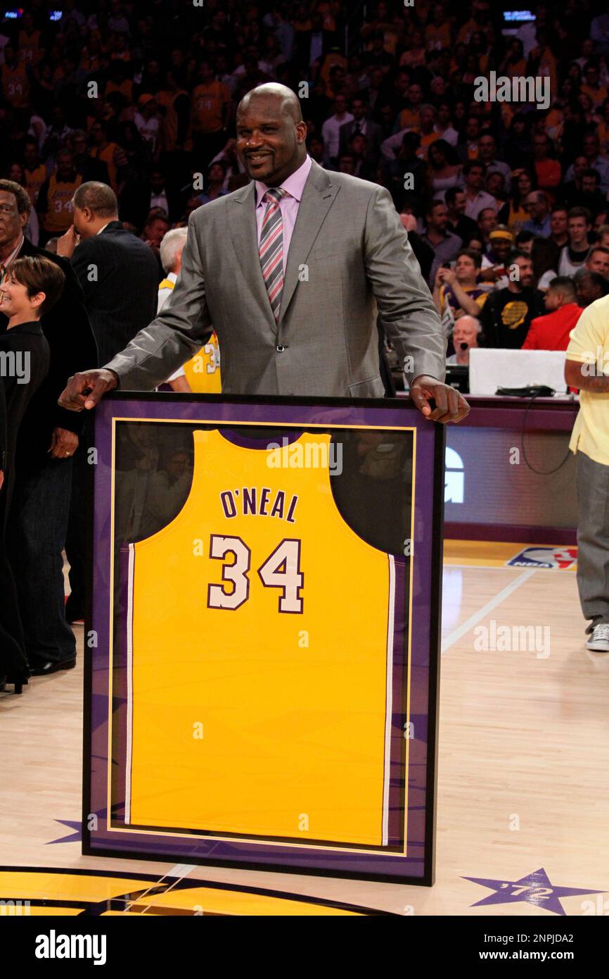Los Angeles Lakers great Shaquille O'Neal at the retirement ceremony of his number 34 by the Lakers, April 2, 2013 in Los Angeles. (Kevin Reece via AP) Banque D'Images