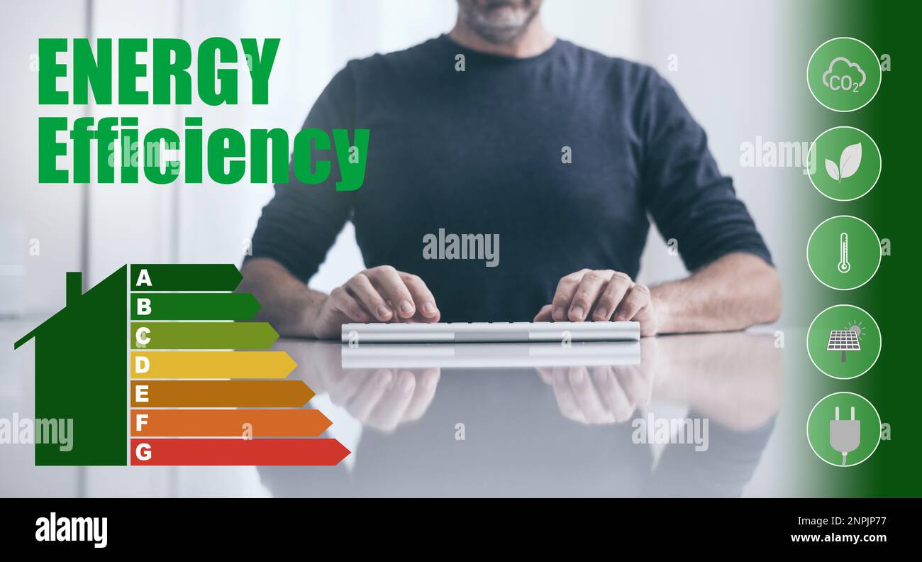 Homme calculant la classe d'efficacité énergétique des bâtiments. Concept de maison écologique et bio-énergétique. Banque D'Images