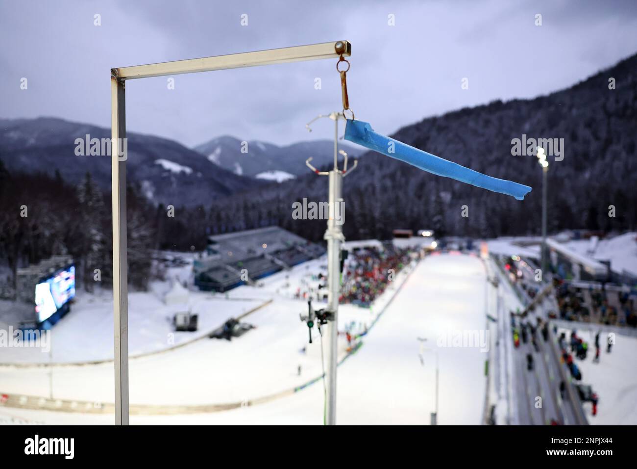 Planica, Slovénie. 26th févr. 2023. Ski nordique: Championnats du monde, saut à ski - saut en équipe mixte, 1st points. La girouette souffle sur la colline de saut à ski. Credit: Daniel Karmann/dpa/Alay Live News Banque D'Images
