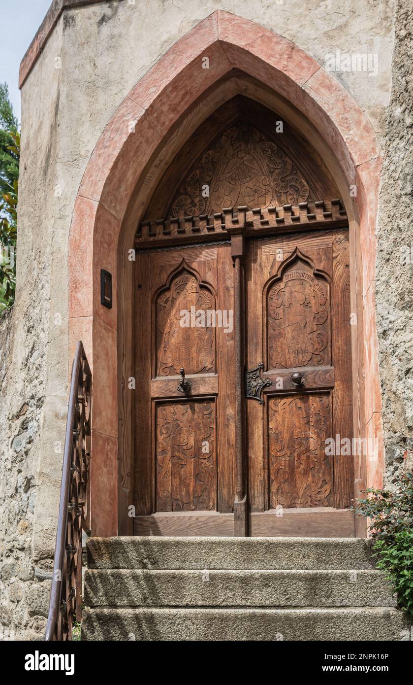 Ancienne porte en bois d'une maison le long de la promenade de Merano le long de la rivière Passirio - province de Bolzano, nord de l'Italie, Europe Banque D'Images
