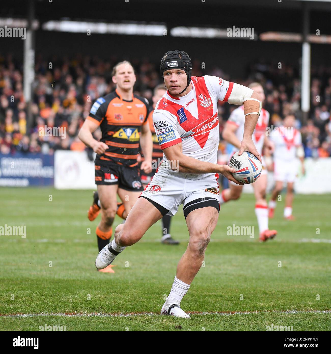 Castleford, Angleterre -26th février 2023 - Jonny Lomax de St Helens ouvre la défense des Tigres Castleford. Rugby League Betfred Super League Round Two, Castleford Tigers vs St. Helens au stade Mend-A-Hose, Castleford, Royaume-Uni Banque D'Images