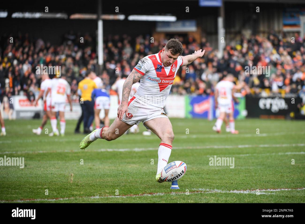 Castleford, Angleterre -26th février 2023 - Mark Percival de St Helens donne ses coups de pied. Rugby League Betfred Super League Round Two, Castleford Tigers vs St. Helens au stade Mend-A-Hose, Castleford, Royaume-Uni Banque D'Images