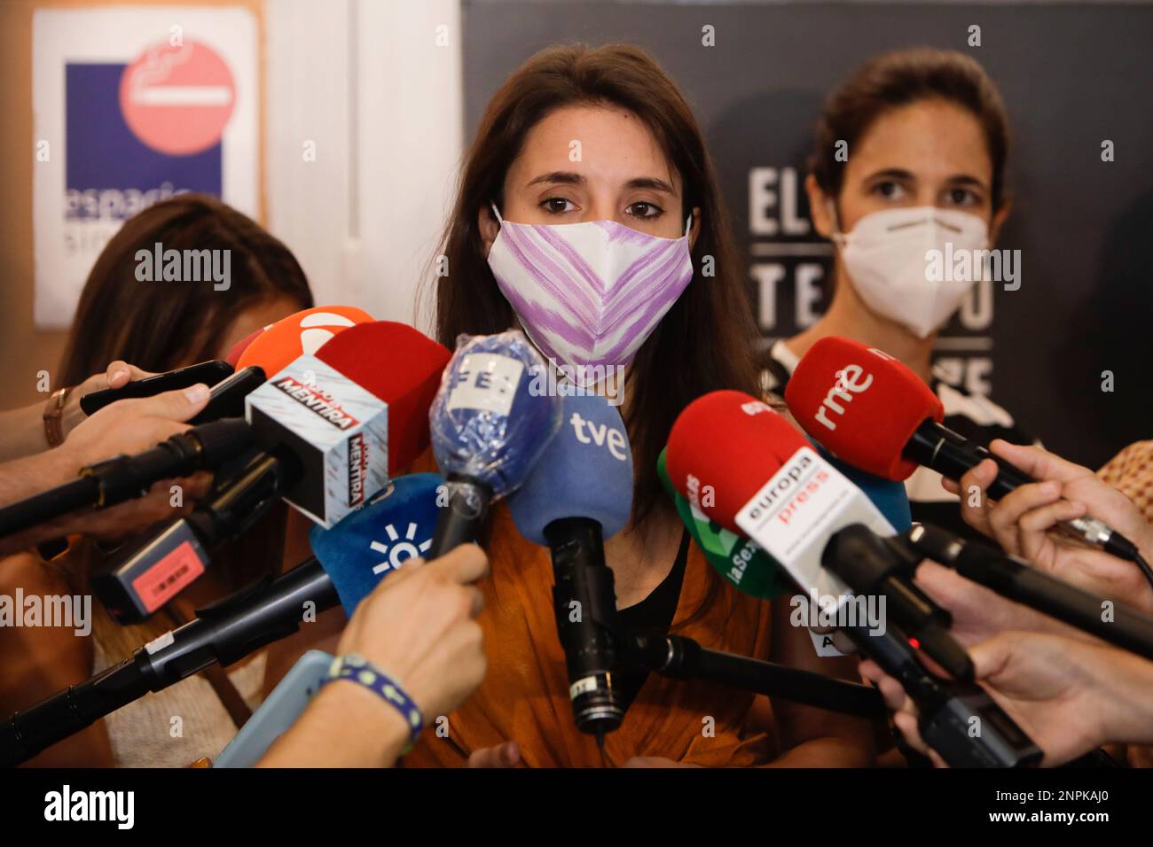 The Minister for Equality, Irene Montero, attends to the media before meeting with the heads of El Pavón Teatro Kamikaze, in Madrid (Spain) on 24 August 2020. 24 AUGUST 2020 CULTURE;THEATRE;ACTORS;POLITICS Ricardo Rubio / Europa Press 08/24/2020 (Europa Press via AP) Banque D'Images