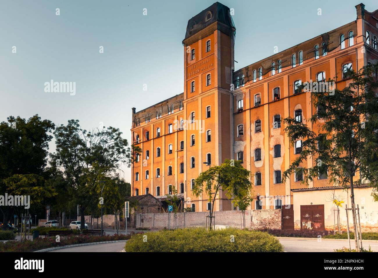 L'un des bâtiments emblématiques de Békéscsaba est le moulin d'István, qui a brûlé en 2019 Banque D'Images
