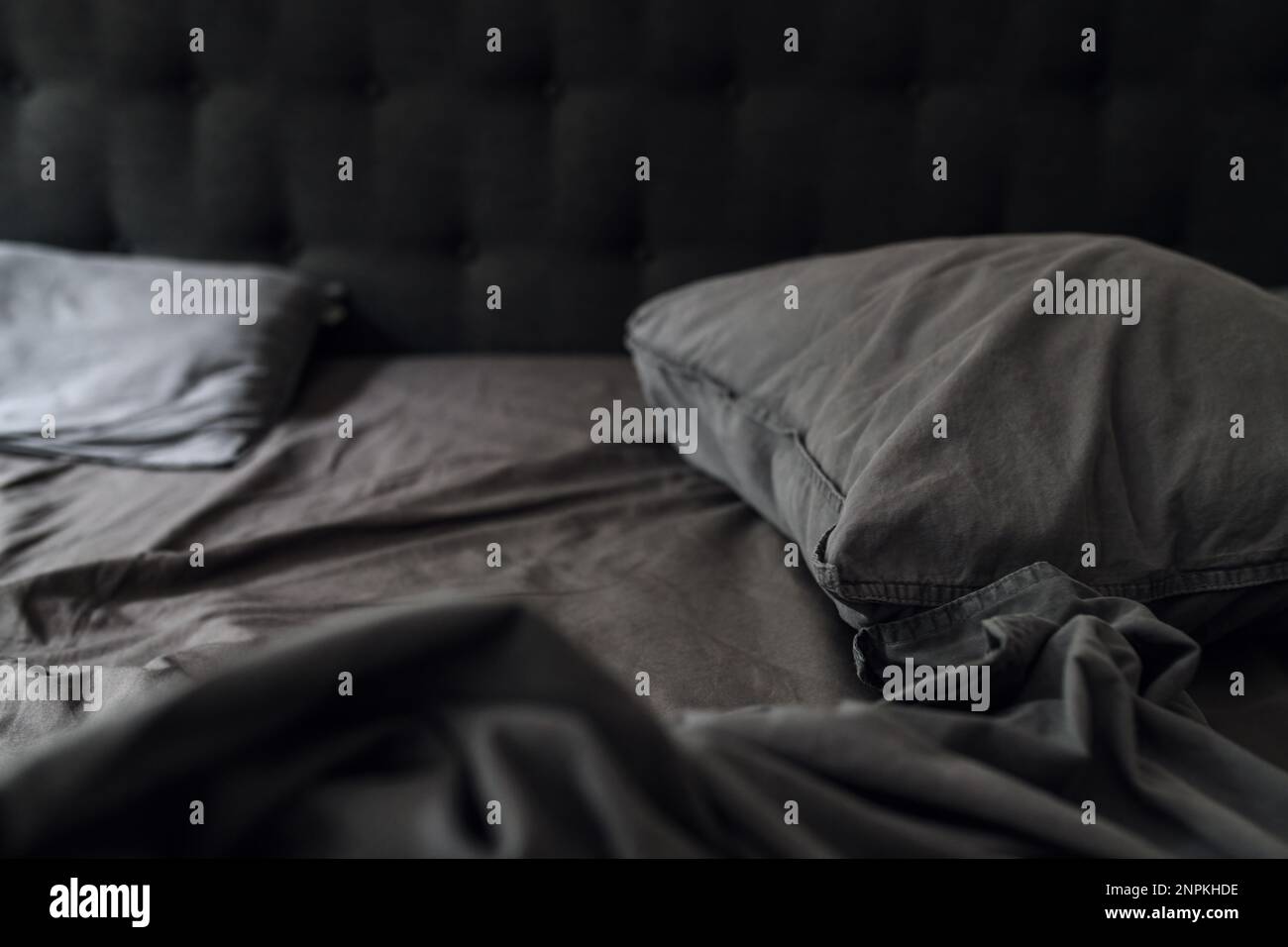 Drap de lit et oreiller gris dans la chambre, attention sélective Banque D'Images