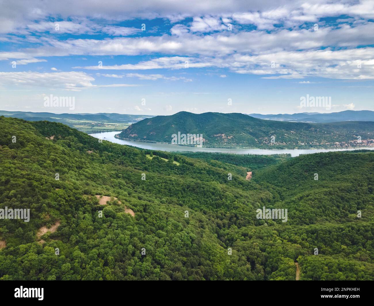Prise de vue aérienne au-dessus des montagnes de Visegrád avec une vue magnifique sur le coude du Danube, Pilisszentlászló, Hongrie Banque D'Images