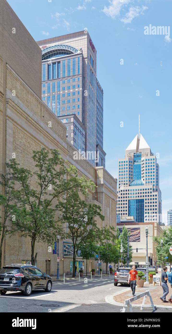 Centre-ville de Pittsburgh : en regardant vers le sud-ouest sur Penn Avenue ; Benedum Center for the Performing Arts à gauche, tours EQT Plaza (centre) et Fifth Avenue place. Banque D'Images