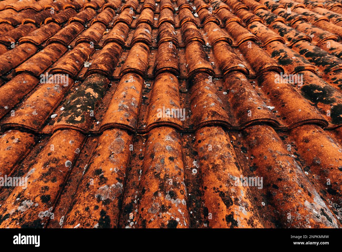 Les anciennes tuiles rustiques de toit en terre cuite sont décorées comme arrière-plan, avec des détails architecturaux de Lovran, Croatie Banque D'Images