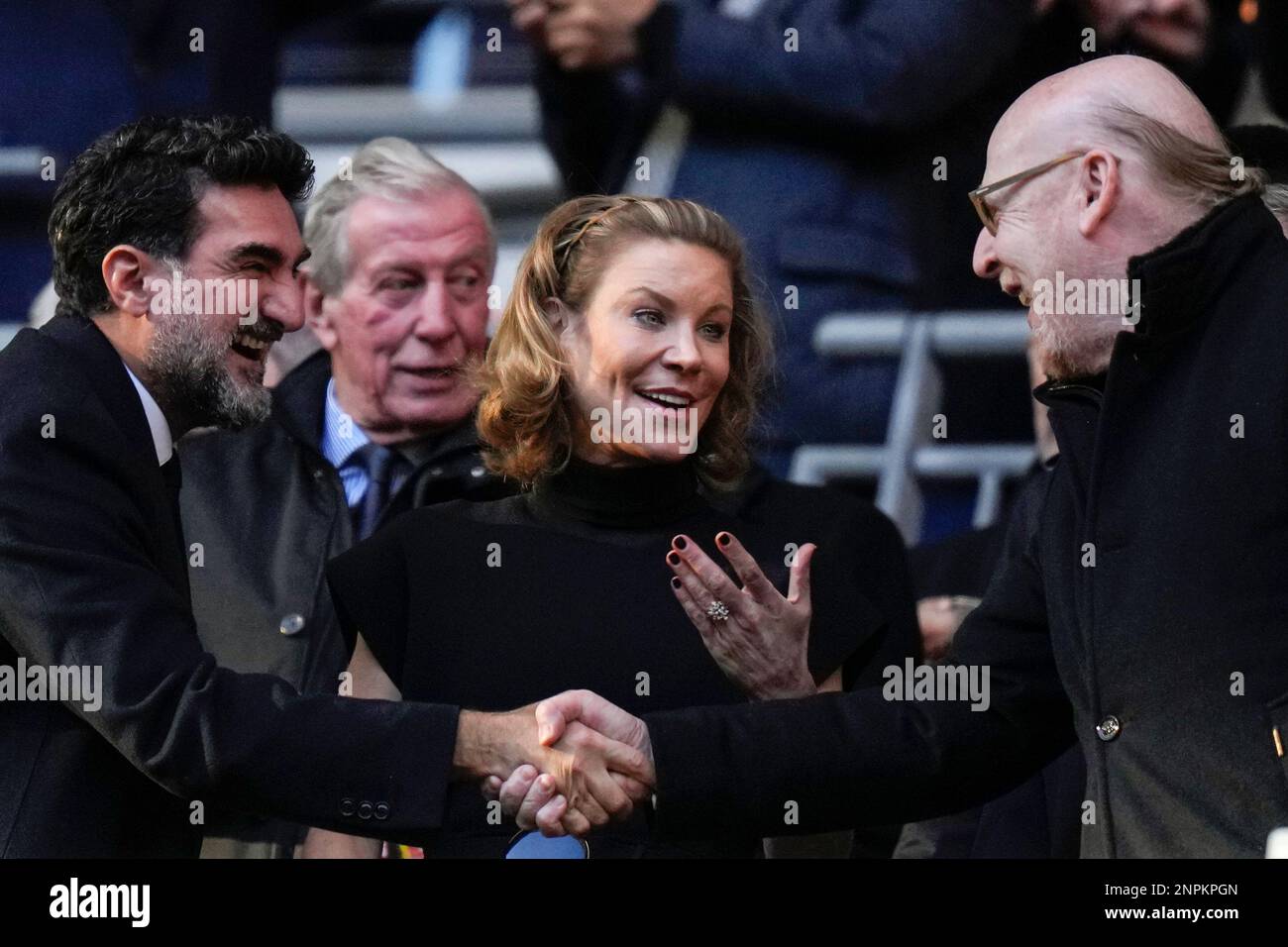 Manchester United's Chairman Avie Glazer, right, and Newcastle United's Chairman Yasir Al-Rumayyan, left, shake hands and Newcastle's Club Director Amanda Staveley, centre, gestures before English League Cup final soccer match between Manchester United and Newcastle United at Wembley Stadium in London, Sunday, Feb. 26, 2023. (AP Photo/Alastair Grant) Banque D'Images