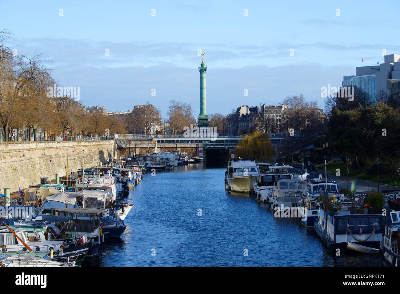 La colonne de juillet de la Bastille et les bateaux amarrés au port d'Arsenal sur le canal Saint Martin, Paris, France. Banque D'Images