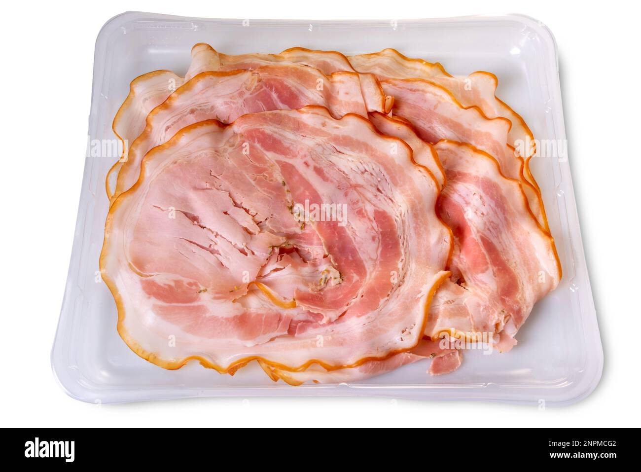 Jambon italien Porchetta, tranches de rôti de porc dans un plateau alimentaire en plastique pour la vente au supermarché, isolé sur blanc avec un chemin de coupure Banque D'Images