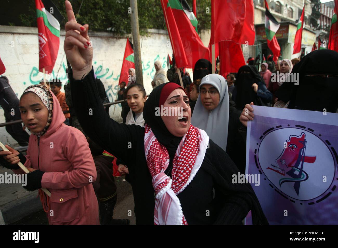 Rafah, Gaza. 26th févr. 2023. Les partisans du groupe du Front démocratique pour la libération de la Palestine (DFLP) participent dimanche à un rassemblement à Rafah, dans le sud de la bande de Gaza, à 26 février 2023, en faveur de la Cisjordanie et des Palestiniens dans les prisons israéliennes, et contre le sommet israélo-palestinien d'Aqaba. Photo par Ismael Mohamad/UPI crédit: UPI/Alay Live News Banque D'Images