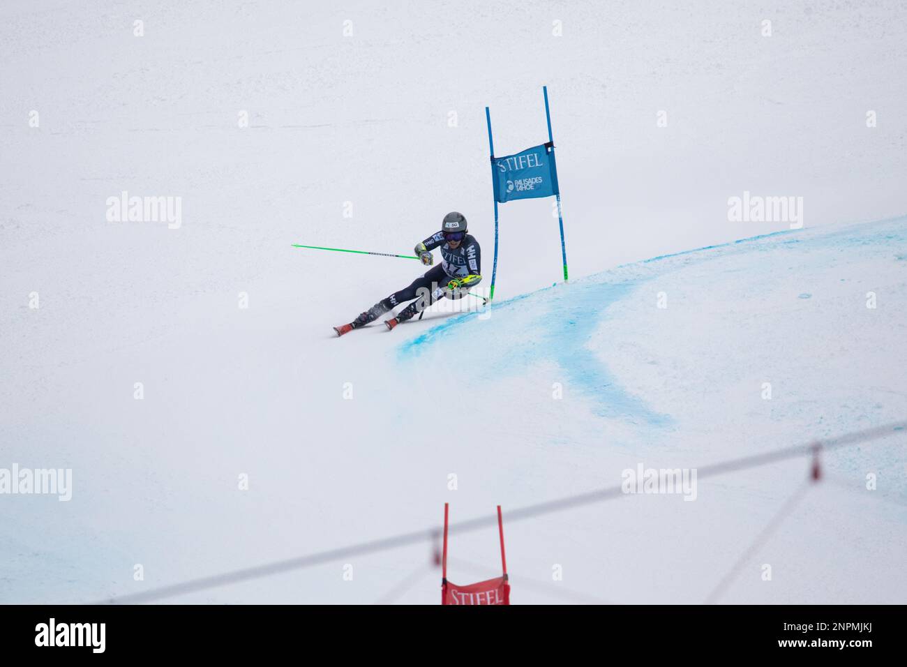 Olympic Valley, États-Unis. 25th févr. 2023. Les athlètes participent à la course de ski de la coupe du monde Stifel FIS à Palisades Tahoe. La course de ski alpin attire des équipes du monde entier ainsi qu'un grand nombre de spectateurs. Février 25 2023 (photo de Hale Irwin/Sipa USA) crédit: SIPA USA/Alay Live News Banque D'Images