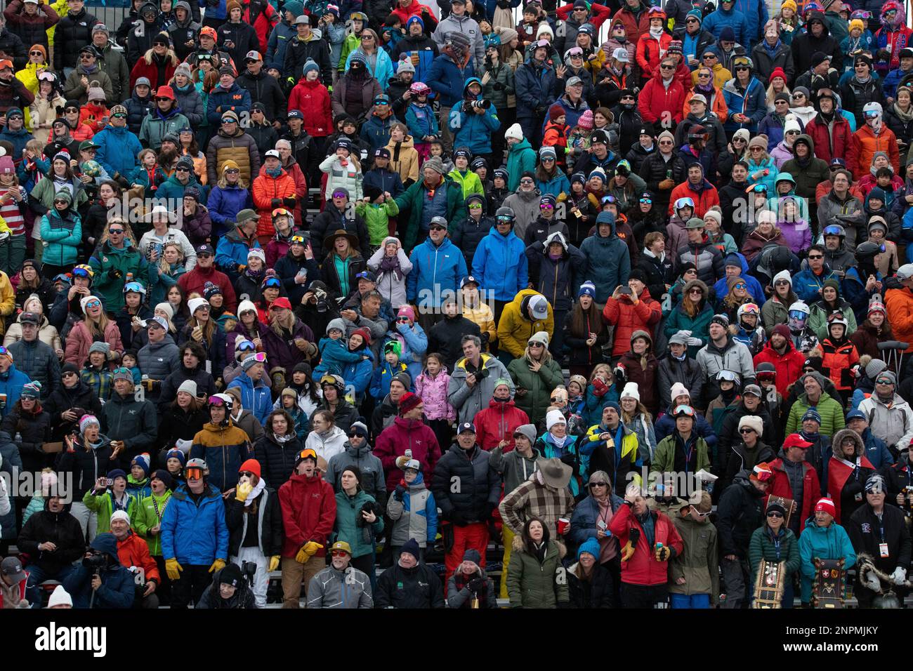 Olympic Valley, États-Unis. 25th févr. 2023. Les athlètes de la foule rivalisent dans la course de ski FIS de la coupe du monde Stifel à Palisades Tahoe. La course de ski alpin attire des équipes du monde entier ainsi qu'un grand nombre de spectateurs. Février 25 2023 (photo de Hale Irwin/Sipa USA) crédit: SIPA USA/Alay Live News Banque D'Images