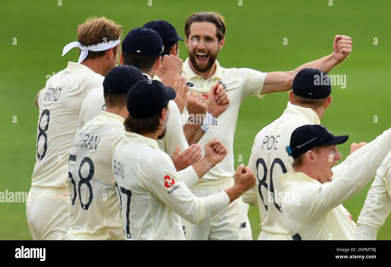 England's Chris Woakes, center without cap, and teammates celebrate the dismissal of Pakistan's Fawad Alam during the first day of the second cricket Test match between England and Pakistan, at the Ageas Bowl in Southampton, England, Thursday, Aug. 13, 2020. (Glyn Kirk/Pool via AP) Banque D'Images
