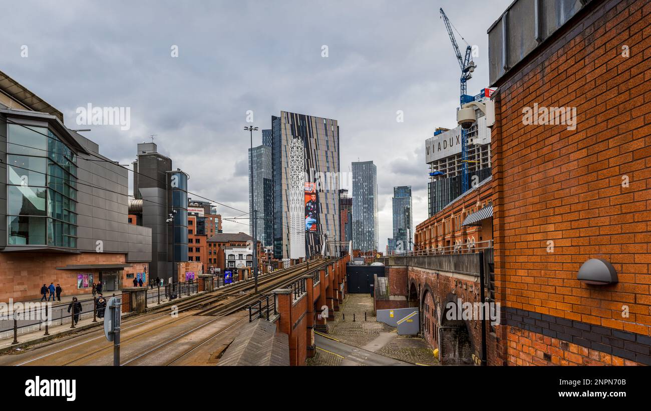 Un panorama à plusieurs images montrant les différents types de bâtiments et l'architecture entre la rampe de tram du centre-ville de Manchester à Deansgate vu dans Banque D'Images