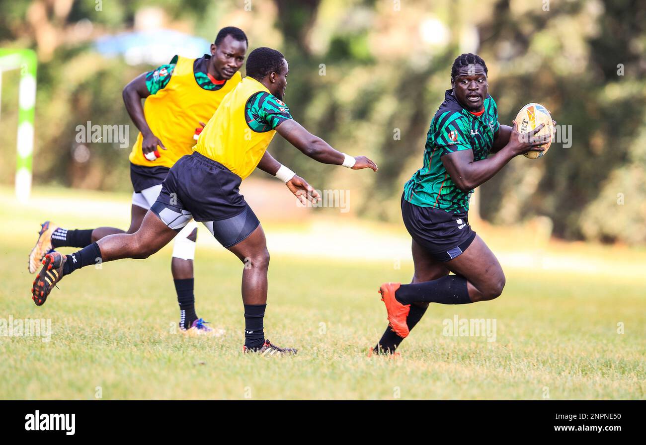 Alvin Otieno (à droite), un joueur kenyan de Shujaa, charge ses anciens coéquipiers lors d'une session d'entraînement pour la série de rugby HSBC World sevens à Ruaraka, KCB Sports Club. Nairobi. Kenya. Banque D'Images