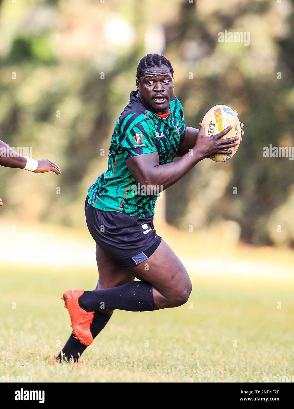 Alvin Otieno (à droite), un joueur kenyan de Shujaa, charge ses anciens coéquipiers lors d'une session d'entraînement pour la série de rugby HSBC World sevens à Ruaraka, KCB Sports Club. Nairobi. Kenya. Banque D'Images