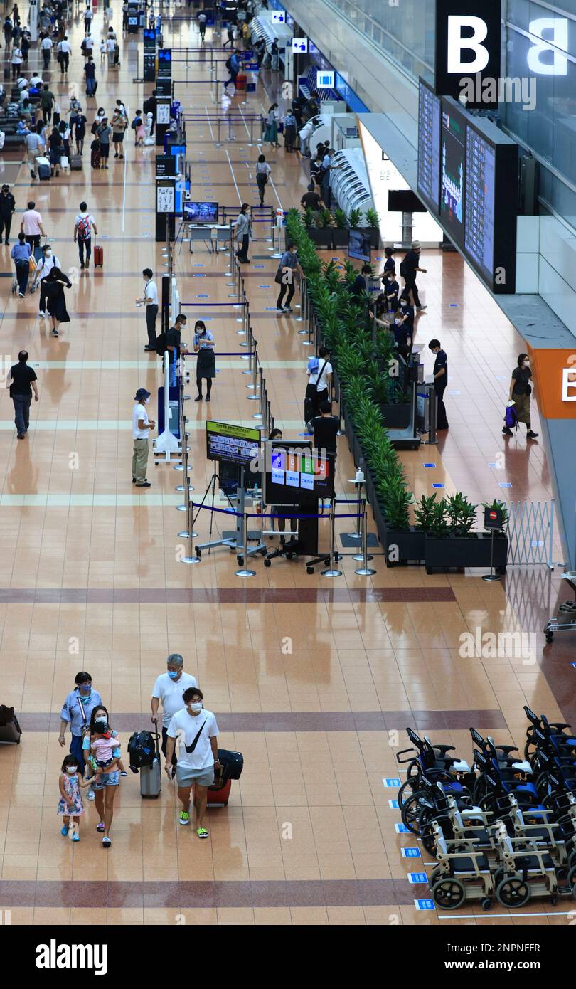 A departure robby of Haneda Intaernational Airport is quieter than usual year in Tokyo on August 8, 2020. Although the Bon holiday (so-called Japanese summer consecutive holidays) has started, it looks like the homecoming people and sightseers are few due to the new coronavirus COVID-19. ( The Yomiuri Shimbun via AP Images ) Banque D'Images