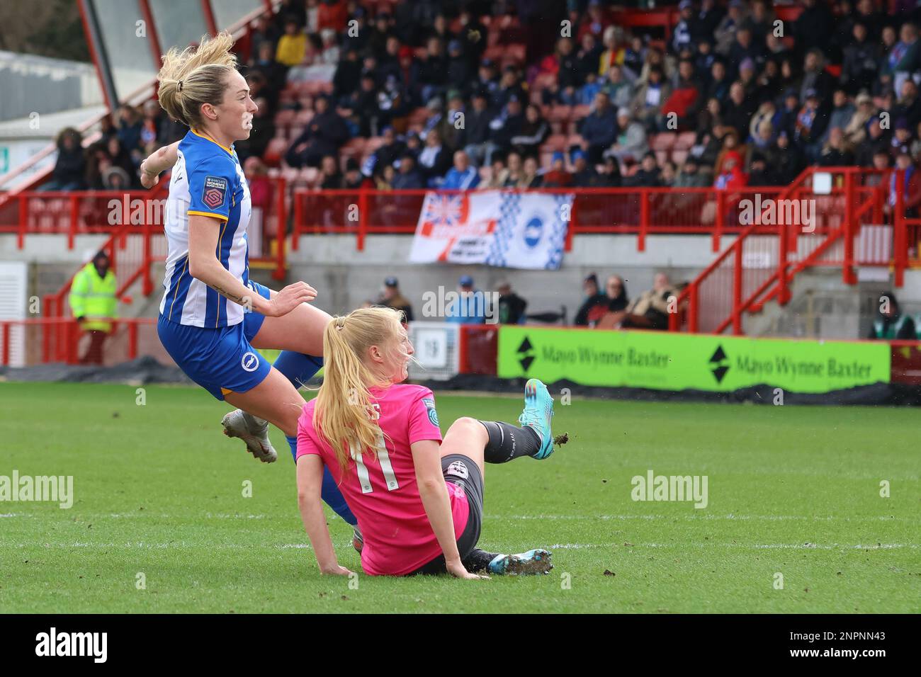 Stade Broadfiled, Crawley Town, Royaume-Uni, 26 février 2023 Megan Connolly (BRI, 8) et Morgan Cross (COV, 11) lors d'un match de la FA Cup sur 26 février 2023 entre Brighton & Hove Albion et Coventry United LFC, au stade Broadfield, Crawley, Royaume-Uni. (Bettina Weissensteiner/SPP) Banque D'Images