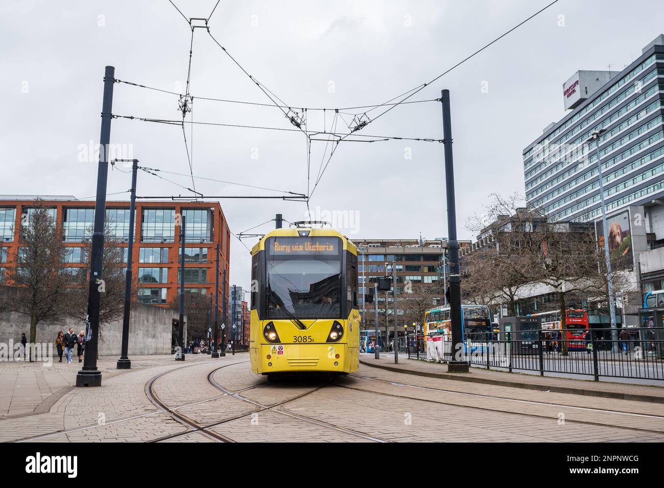 Un arrêt de tramway jaune Metrolink tournant à Picadily Gardens à Manchester en février 2023. Banque D'Images
