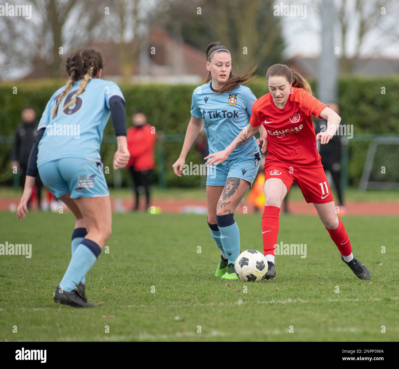 Connah’s Quay Flintshire, pays de Galles. 26th février 2023. Les nomades Tegan Hewitt propulse le ballon vers l'avant, pendant le quai Connah's Nomads football Club Women V Wrexham Association football Club femmes au Deeside Stadium, dans la Genero Adran North League (Credit image: ©Cody Froggatt/Alay Live news) Banque D'Images