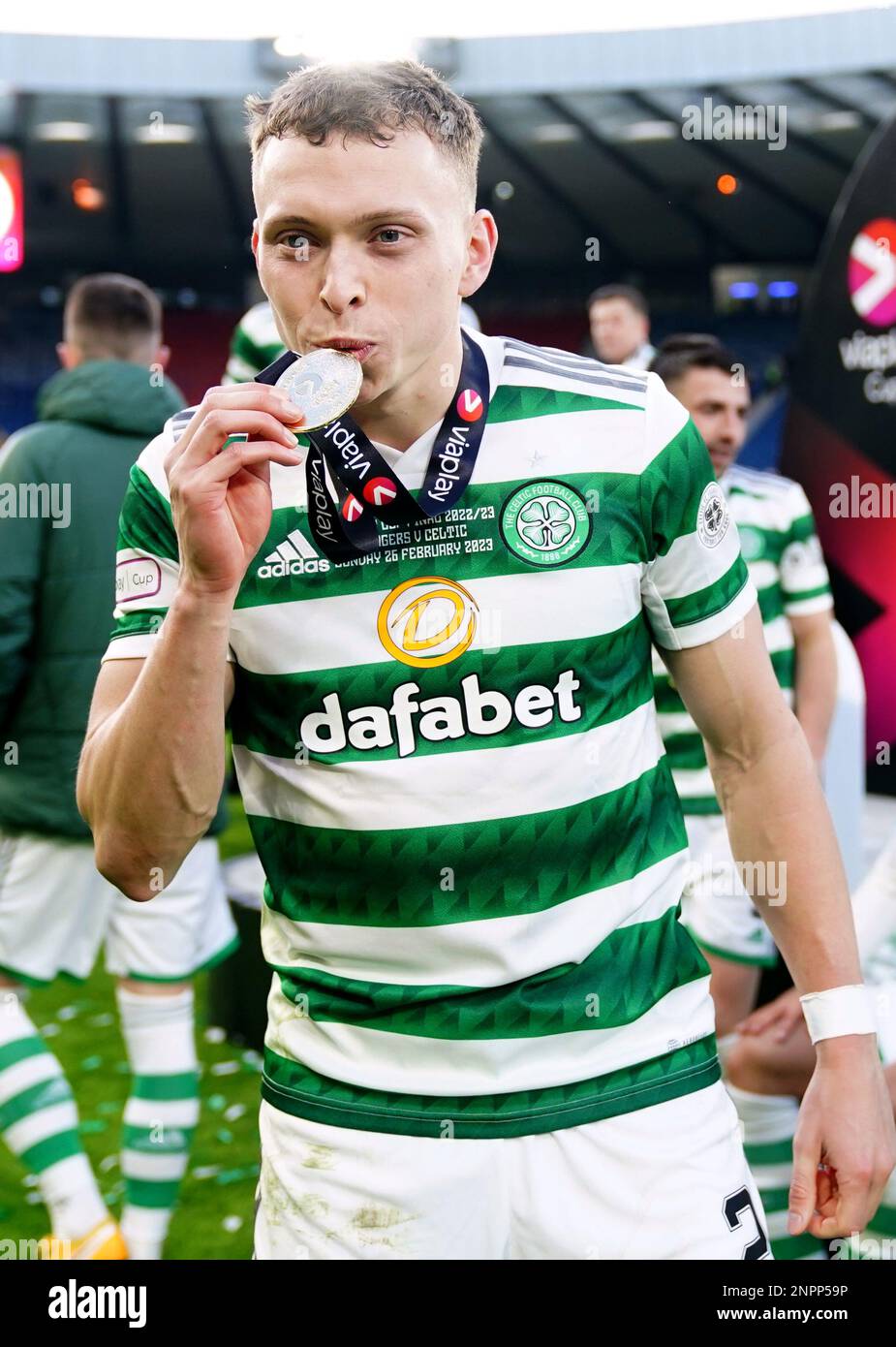 Alistair Johnston du Celtic embrasse sa médaille après avoir remporté