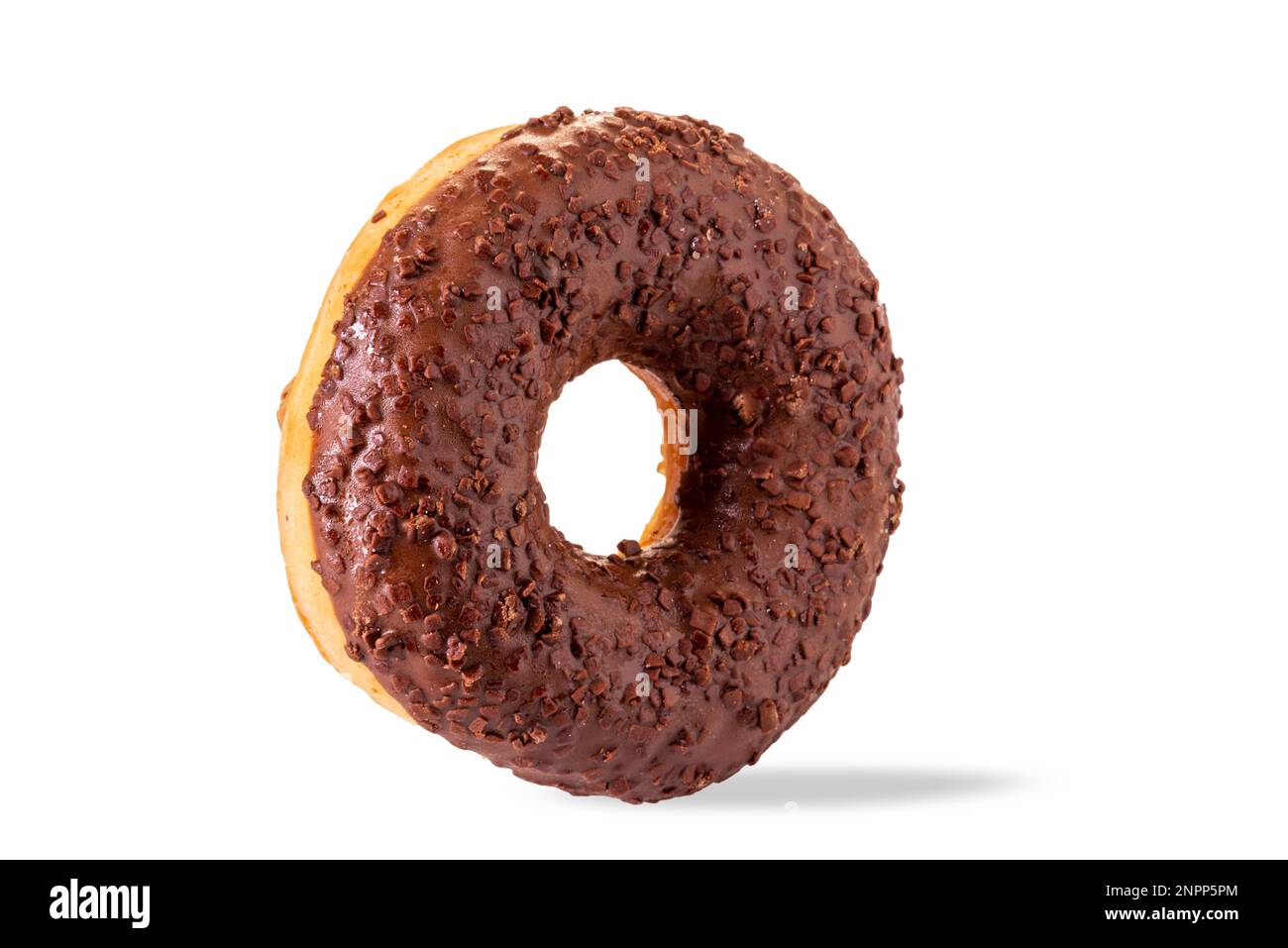 Donut avec glaçage et praline au chocolat isolé sur le chemin de coupure blanc inclus Banque D'Images